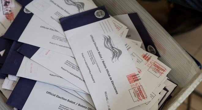 Dezenas de milhões de cédulas de votos antecipado foram enviadas nos EUA