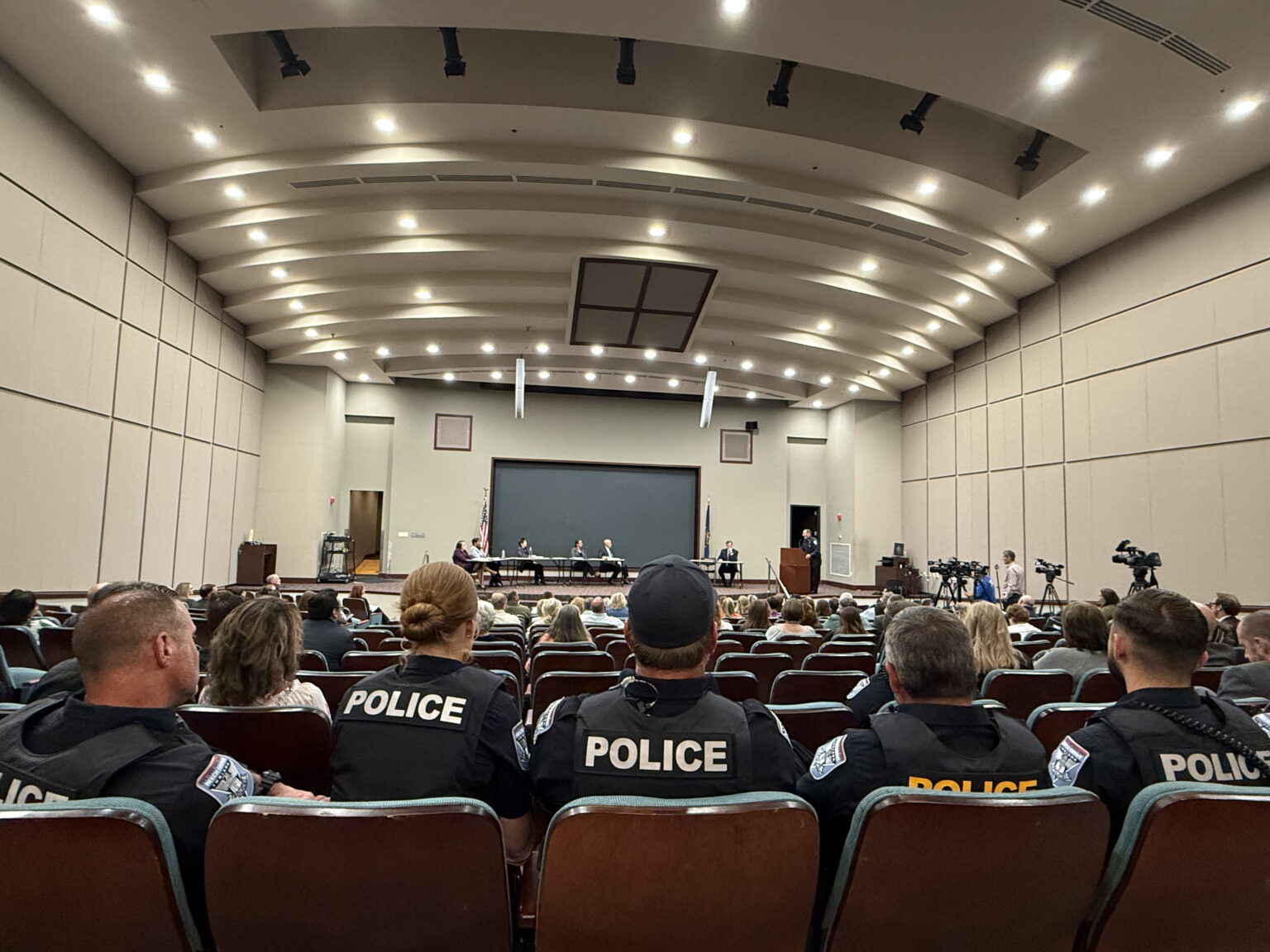 Ex-colegas do policial assassinado de Beech Grove, William Toney, comparecem a uma reunião do Conselho de Liberdade Condicional de Indiana na segunda-feira, 12 de maio de 2025, em Indianápolis. 