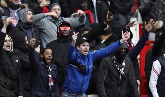 Torcida do Paris Saint-Germain critica os jogadores na partida contra o Bordeaux 