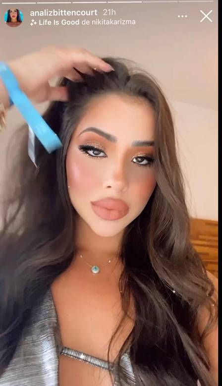 A modelo Ana Liz com a pulseira azul 
