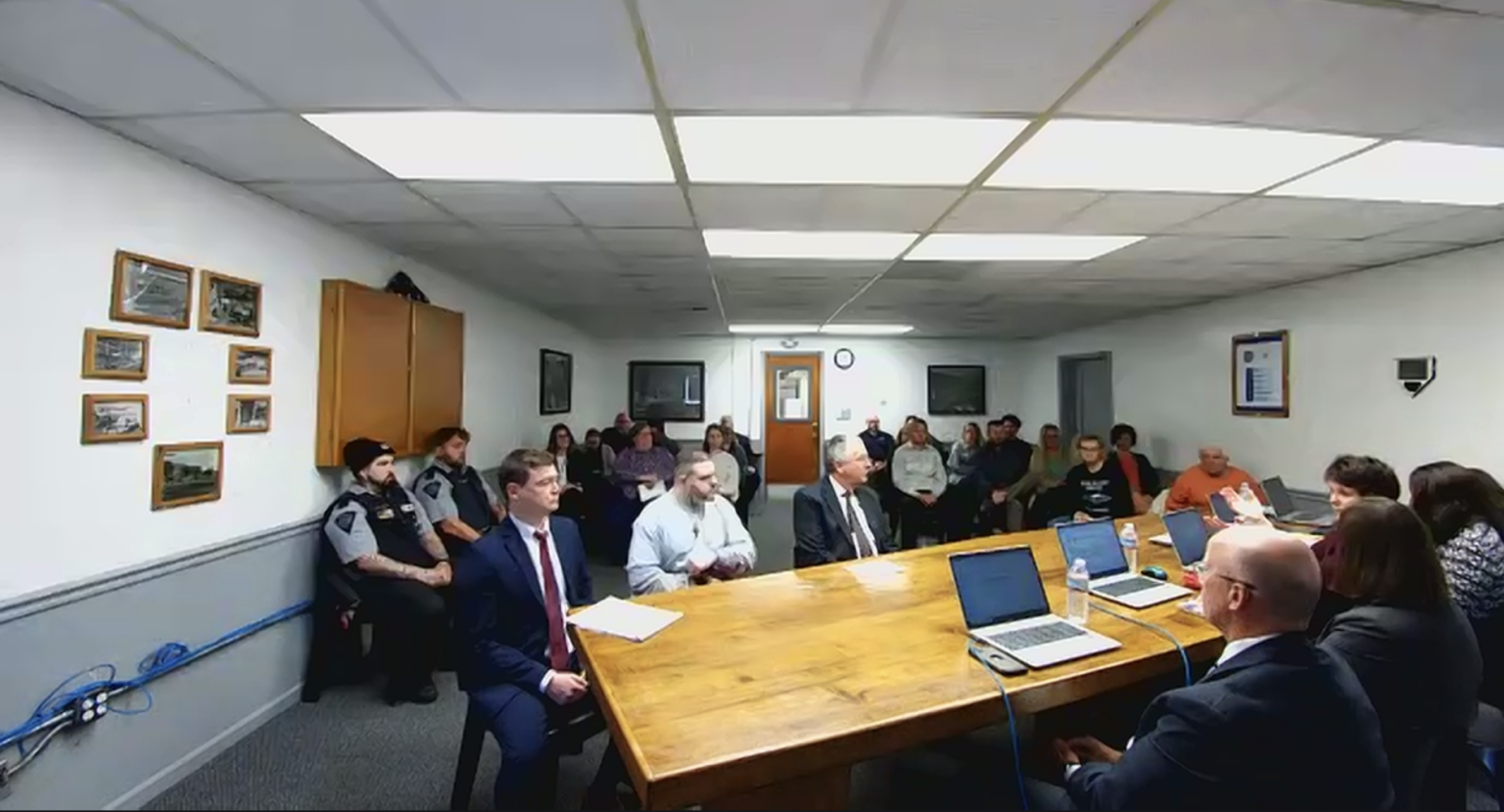 O condenado à morte Benjamin Ritchie apela ao Conselho de Liberdade Condicional de Indiana durante uma audiência de clemência na segunda-feira, 5 de maio de 2025.