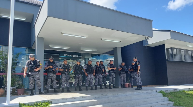 Policiais da Rocam na frente da Delegacia de Homicídios (DEHS) acompanhando as investigações 