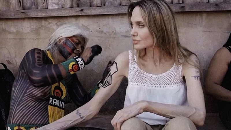 Angelina Jolie recebe grafismo indígena Kayapó na Terra Indígena Capoto-Jarina, no Mato Grosso