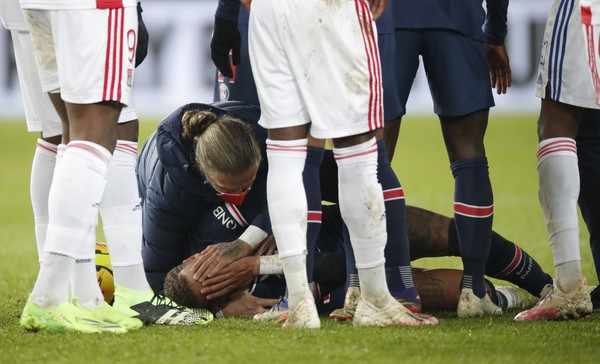 Neymar põe as duas mãos no rosto durante atendimento médico após falta dura em PSG x Lyon 