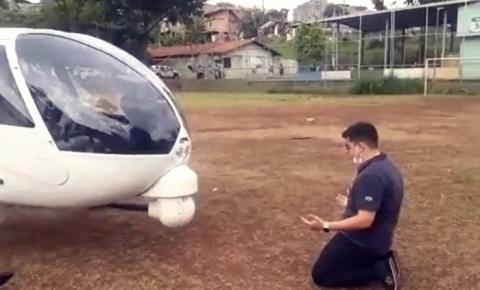 Piloto de helicóptero faz oração após pouso forçado; vídeo