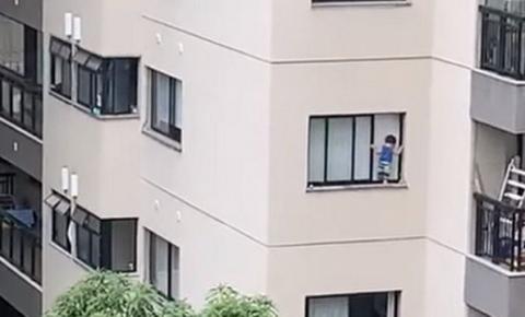 Susto! Criança é flagrada pendurada em janela de edifício; veja vídeo