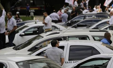 Bolsonaro sanciona extensão de isenção de IPI para taxistas até 2026